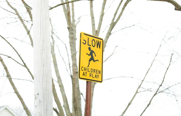 黄色行人步行标志通常象征着行人过马路是安全的 对行人来说 这是一个普遍的警告和安全的标志 — 图库照片