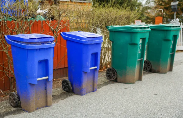 Υπερχείλιση Κάδο Απορριμμάτων Δίπλα Κάδους Ανακύκλωσης Συμβολίζει Σημασία Της Ορθής — Φωτογραφία Αρχείου