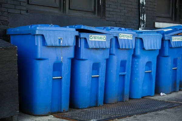 Overtollige Vuilnisbak Naast Recyclingbakken Symboliseert Het Belang Van Goed Afvalbeheer — Stockfoto