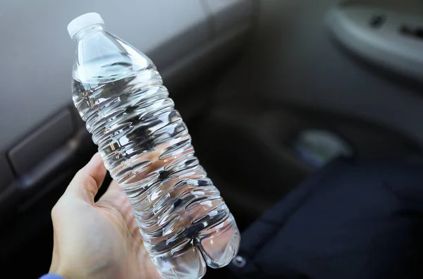 塑料水瓶是用塑料制成的便携式容器 用于储存饮用水 显示清洁水的便利性和可得性 以及塑料废物对环境的负面影响 — 图库照片