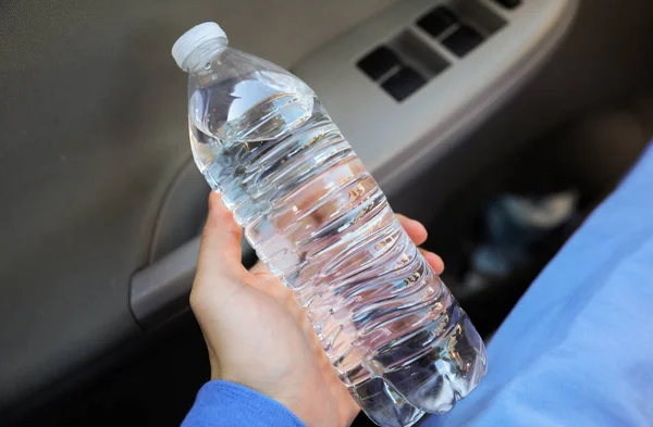 ペットボトルは飲料水を貯蔵するために使用されるプラスチック製のポータブル容器で きれいな水の利便性とアクセシビリティを示し プラスチック廃棄物の環境への悪影響を示します — ストック写真