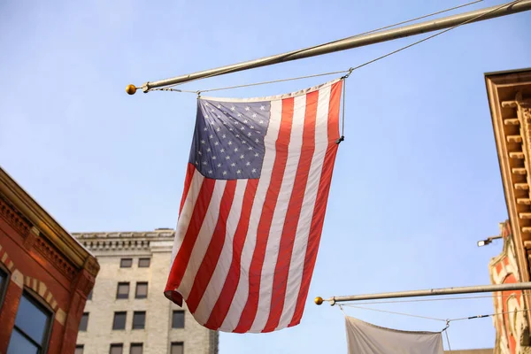 民主主義 愛国心のアメリカの価値を象徴するアメリカ国旗 赤は勇気と勇気を象徴し 白は純粋さ 青は警戒 正義を意味します — ストック写真