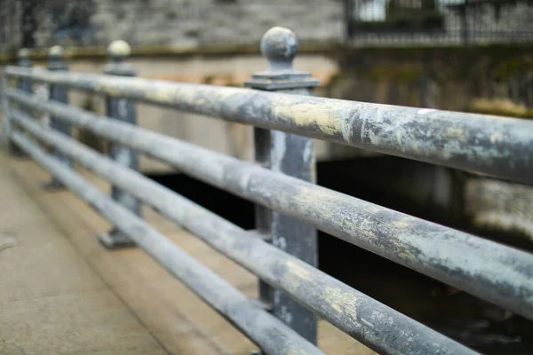 Metalowe Ogrodzenie Symbolizuje Ochronę Bezpieczeństwo Zamknięcie Może Reprezentować Bariery Fizyczne — Zdjęcie stockowe