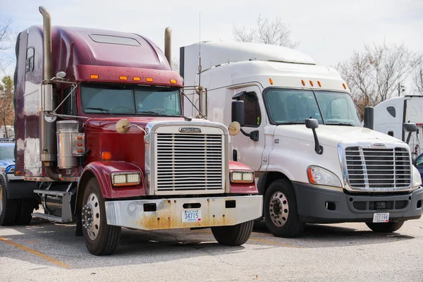 Vrachtwagens Vrachtwagens Als Symbolen Van Handel Industrie Mobiliteit Vervoeren Goederen — Stockfoto