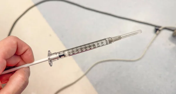 Krankenhaus Einstellung Mit Einer Nahaufnahme Einer Nadel Und Einer Spritze — Stockfoto