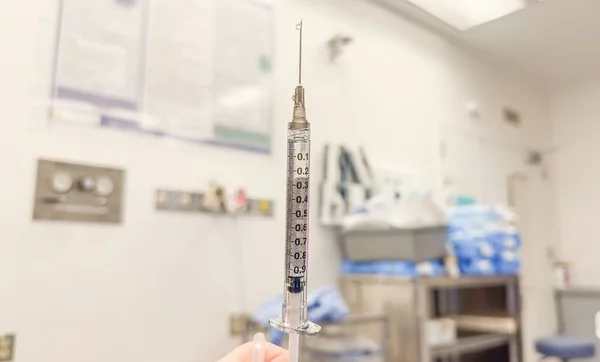 薬物に使われる注射針と注射器のクローズアップで病院の設定は オピオイド危機と中毒を強調し — ストック写真