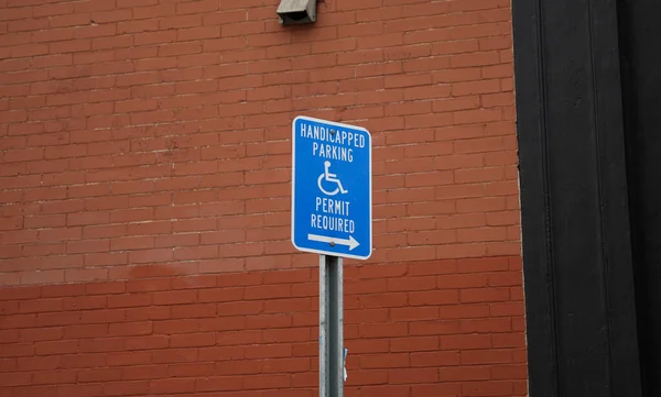 거리에 파란색 표지판은 인들의 접근성 이동성 보조를 보편적 상징으로 기회와 — 스톡 사진