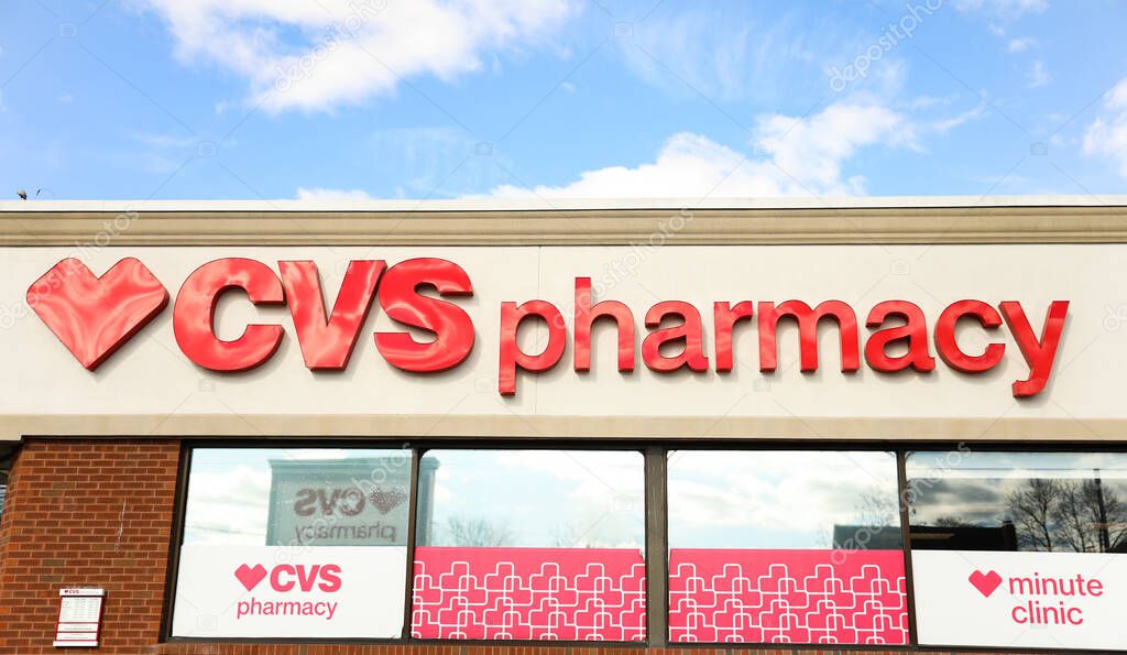 Providence, Rhode Island, EE. UU., 18 de abril de 2023. CVS Pharmacy sign es un logotipo rojo