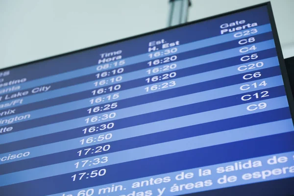 Airport Monitor Displaying Status Destinations Business Flights Represents Fast Paced — Stock Photo, Image