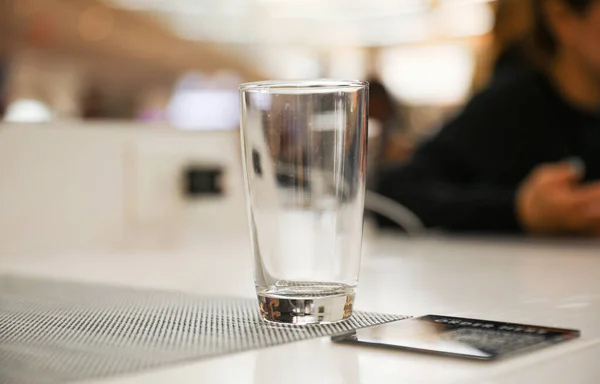 Bir Yemek Masasındaki Süslü Cam Zarafeti Inceliği Sofistikeliği Sembolize Eder — Stok fotoğraf