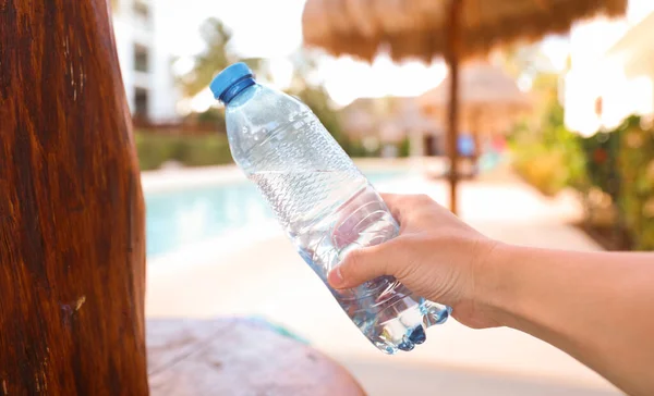 Plastikowe Butelki Rozrzucone Wokół Basenu Plaży Stanowią Negatywny Wpływ Działalności — Zdjęcie stockowe