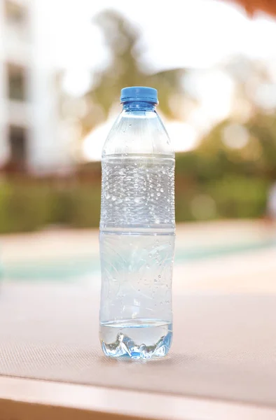 Plastikowe Butelki Rozrzucone Wokół Basenu Plaży Stanowią Negatywny Wpływ Działalności — Zdjęcie stockowe