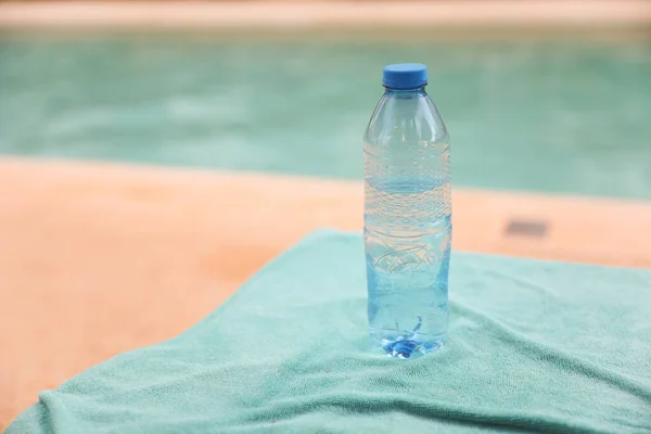 分散在游泳池和海滩上的塑料瓶代表了人类活动对环境的负面影响 单用塑料瓶造成的污染会影响海洋 — 图库照片