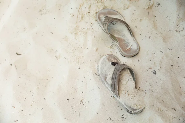 Sandalen Rusten Het Zachte Strand Zand Roepen Gevoelens Van Ontspanning — Stockfoto