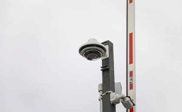 图像中的安全摄像头表示使用了安全和保护技术 它象征着监视和监测是预防犯罪和侦查破坏安全行为的一种手段 — 图库照片