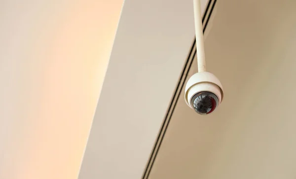 画像のセキュリティカメラは 安全と保護のための技術の使用を表します 犯罪を防止し セキュリティ侵害を検出する手段としての監視監視を象徴しています — ストック写真