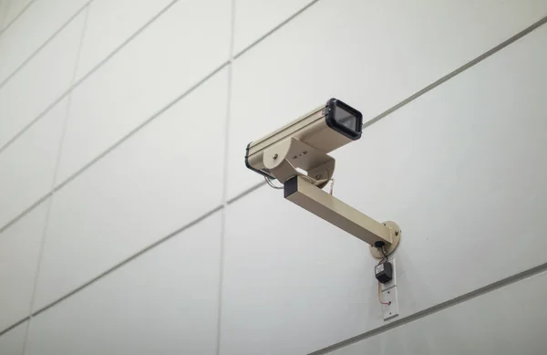 图像中的安全摄像头表示使用了安全和保护技术 它象征着监视和监测是预防犯罪和侦查破坏安全行为的一种手段 — 图库照片