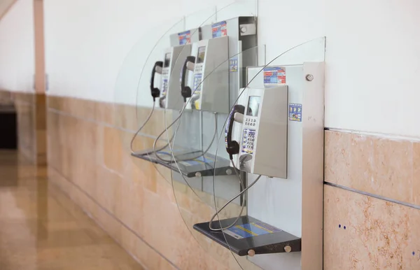 Gammaldags Telefonautomat Med Dinglande Linje Kan Symbolisera Nostalgi För Tid — Stockfoto