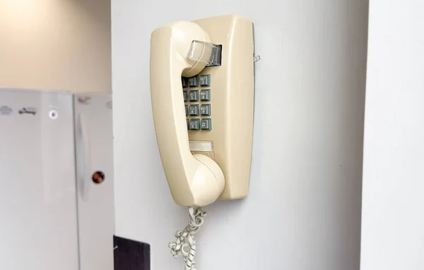 老式付费电话与挂起的线可以象征怀旧 在一个时期 沟通更简单 更具体 它也可以代表一种连接或断开的感觉 — 图库照片