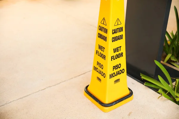 Cartello Giallo Sul Pavimento Bagnato Simbolo Cautela Avvertimento Che Indica — Foto Stock