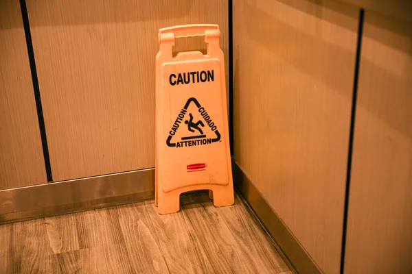 Sárga Nedves Padlóburkolat Óvatosság Figyelmeztetés Szimbóluma Amely Csúszós Potenciálisan Veszélyes — Stock Fotó