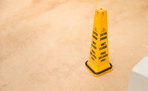 黄色のぬれた床の徴候は 滑りやすく 潜在的に危険な領域を示す 注意と警告の象徴です それは安全性 公衆の注意と警戒の必要性を表しています — ストック写真