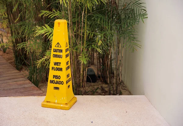 Cartello Giallo Sul Pavimento Bagnato Simbolo Cautela Avvertimento Che Indica — Foto Stock