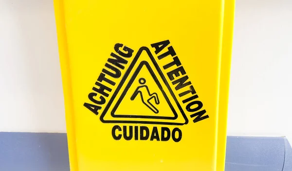 黄色的湿地板标志是警告和警告的标志 标志着一个滑和潜在的危险地区 它代表着安全 预防以及在公众中的关注和警觉的必要性 — 图库照片