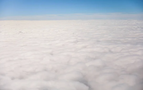 구름에 비행기의 시각은 상상력 원근법을 상징한다 광활하게 펼쳐져 놀라움을 느끼게 — 스톡 사진