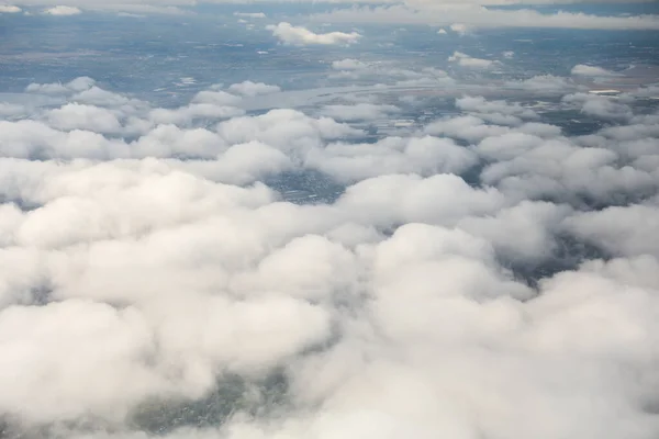 从飞机上俯瞰云彩象征着自由 想象和远景 广阔的天空激起了人们的敬畏和惊奇 给人一种与日常工作分离的感觉 — 图库照片