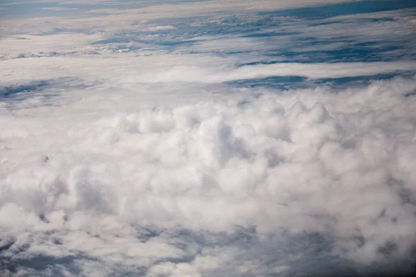 雲の飛行機の景色は自由 想像力 そして視点を象徴しています 空の広大な広がりは畏敬の念と驚きを刺激し 毎日の研削からの剥離感を提供します — ストック写真