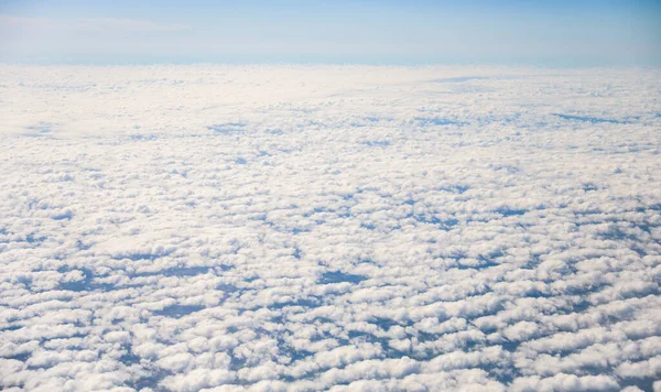 구름에 비행기의 시각은 상상력 원근법을 상징한다 광활하게 펼쳐져 놀라움을 느끼게 — 스톡 사진