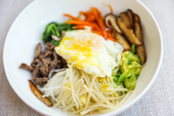 신선하고 채소로 비빔밥 그릇은 영양가있는 식사와 전반적 복지를 균형잡힌 식사의 — 스톡 사진