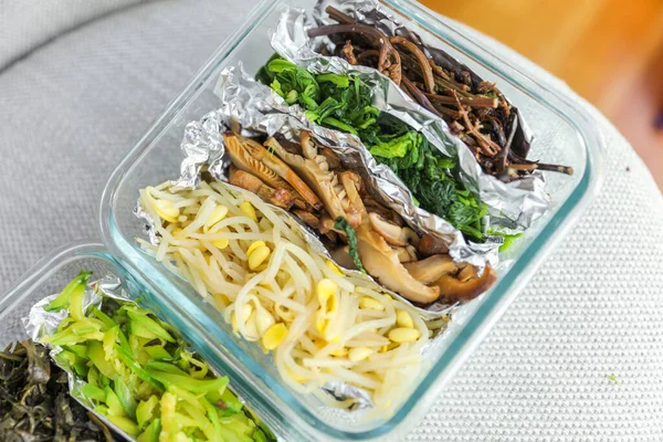 신선하고 채소로 비빔밥 그릇은 영양가있는 식사와 전반적 복지를 균형잡힌 식사의 — 스톡 사진