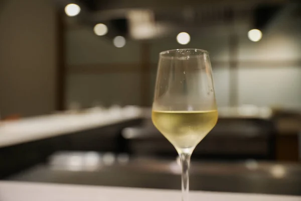 Ncelik Hoşgörü Bir Restoranda Süslü Bir Şarap Kadehi Zevk Kültür — Stok fotoğraf