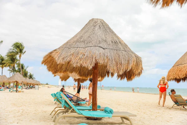 Palapa Sonnendach Sonnenschirm Strand Symbolisiert Entspannung Schatten Und Schutz Repräsentiert — Stockfoto