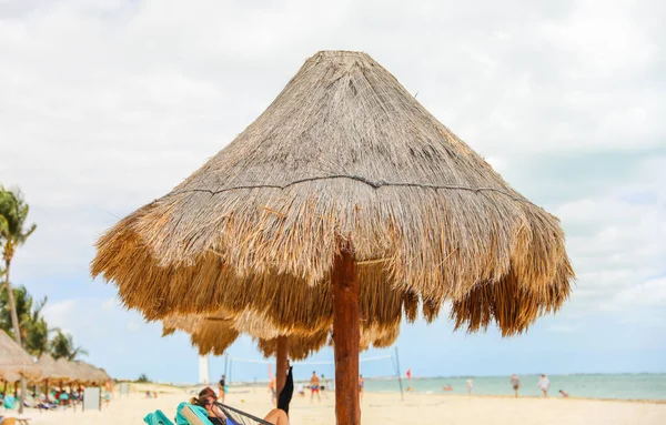 Palapa Sonnendach Sonnenschirm Strand Symbolisiert Entspannung Schatten Und Schutz Repräsentiert — Stockfoto