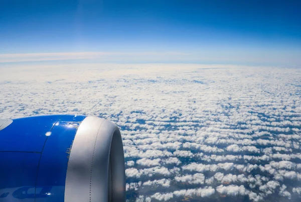 창문의 좌석에서 하늘을 자유와 여행을 상징하는 비행기 날개가 사이로 치솟는 — 스톡 사진