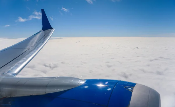 从靠窗的座位上俯瞰的空中风景捕捉到雄伟的机翼在云中飞翔 象征着自由 冒险和旅行 这种观点提供了一种观点 — 图库照片
