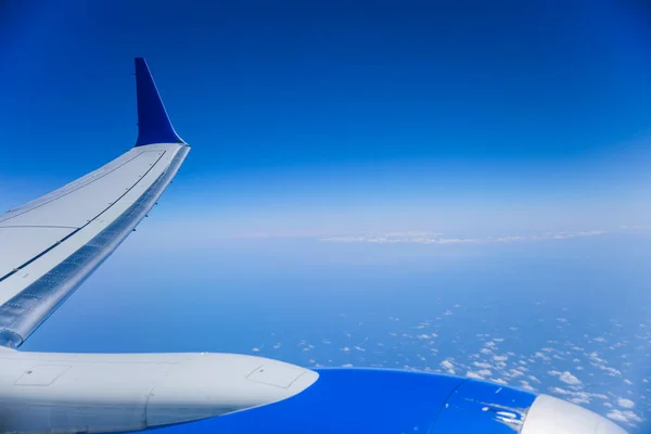 Vista Aérea Partir Assento Janela Captura Majestosa Asa Avião Subindo — Fotografia de Stock