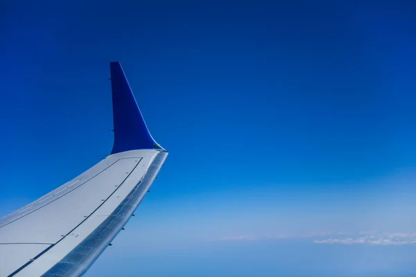 Pencere Kenarından Gökyüzü Manzarası Bulutlarda Süzülen Görkemli Uçak Kanadını Yakalar — Stok fotoğraf