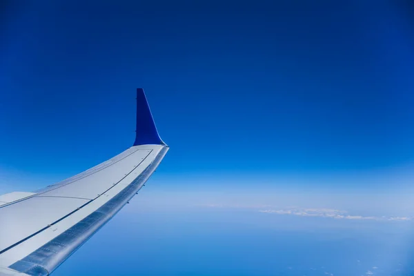 从靠窗的座位上俯瞰的空中风景捕捉到雄伟的机翼在云中飞翔 象征着自由 冒险和旅行 这种观点提供了一种观点 — 图库照片