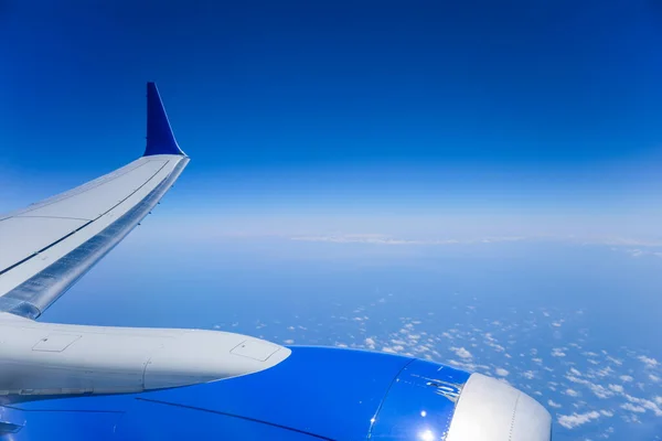 Vista Aérea Desde Asiento Ventana Captura Majestuoso Ala Del Avión —  Fotos de Stock