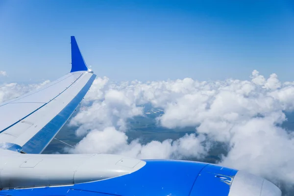 窓からの眺めは 旅行を象徴する雄大な飛行機の翼が雲の中を舞い上がる様子を捉えています 景色は視点を提供しています — ストック写真