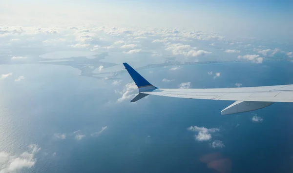 Pencere Kenarından Gökyüzü Manzarası Bulutlarda Süzülen Görkemli Uçak Kanadını Yakalar — Stok fotoğraf