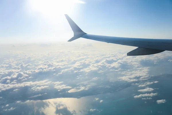 Vista Aérea Partir Assento Janela Captura Majestosa Asa Avião Subindo — Fotografia de Stock