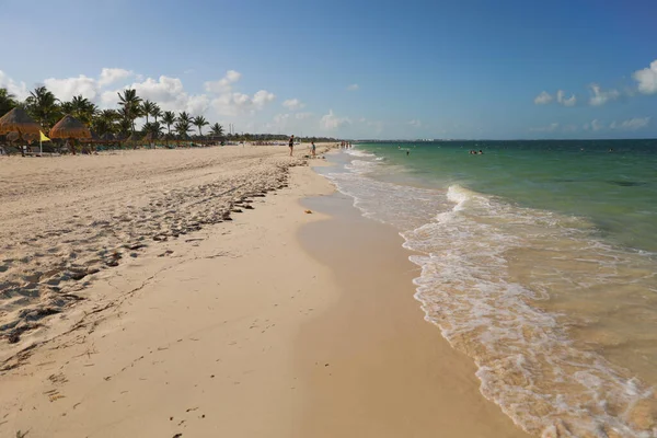 Praia Areia Tranquila Com Ondas Queda Incorpora Essência Férias Relaxamento — Fotografia de Stock