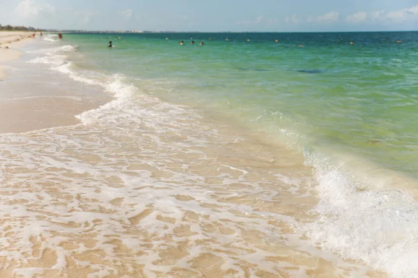Klidná Písečná Pláž Narážejícími Vlnami Ztělesňuje Prázdninovou Esenci Odpočinku Úniku — Stock fotografie