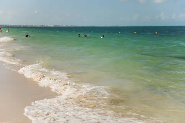 Praia Areia Tranquila Com Ondas Queda Incorpora Essência Férias Relaxamento — Fotografia de Stock