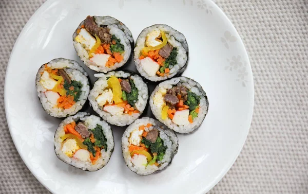 Кимбап Традиционное Корейское Блюдо Риса Овощей Мяса Морепродуктов Закатанных Водоросли — стоковое фото
